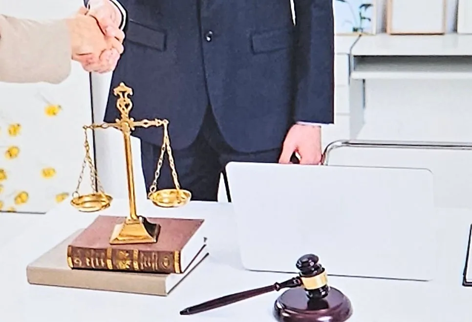 꼴도 보기 싫은 남편 이혼 고민된다면, 재판이혼변호사 전화 상담